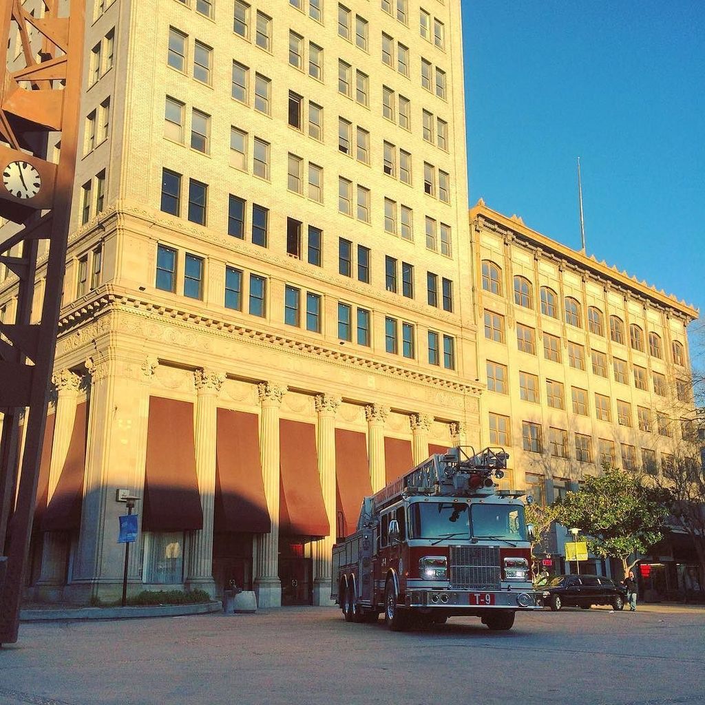 AFireStation's tweet photo. Found this cool photo, not mine Hanging out in downtown Fresno. #fresno #pswbuilding #firetruck #downtown #fresnost… https://t.co/1I709jZR2H