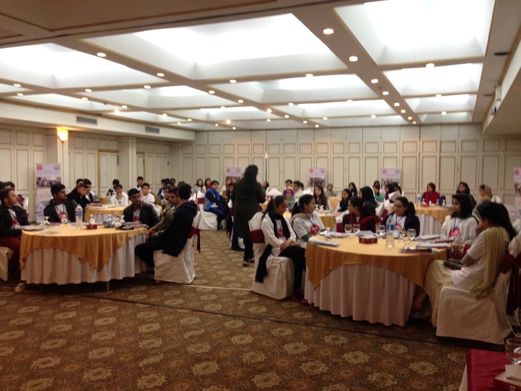 AzimaDhanjee's tweet photo. @FSKamal welcoming the students of #YES14 batch of KPK and Punjab! #YESPDO16 @iearnpak https://t.co/mhzF9aR9uu