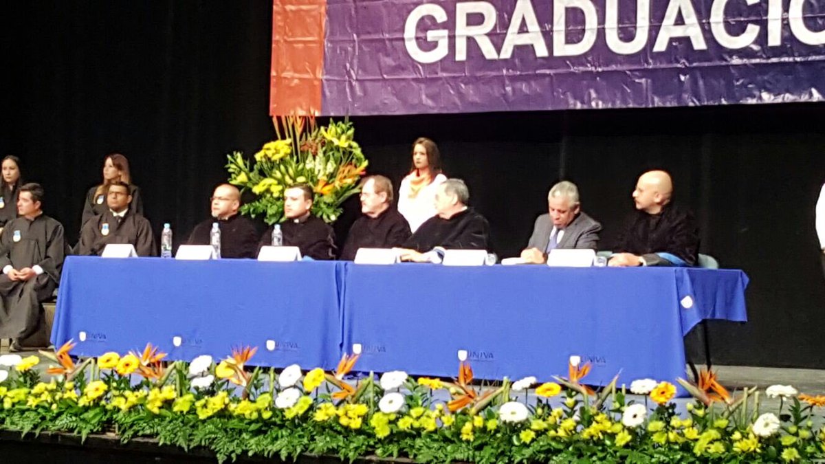 PFranciscoUNIVA's tweet photo. Felicidades a los nuevos graduados @UNIVA_Queretaro. Agradezco la presencia del Srio. de Educación Alfredo Botello https://t.co/xczTOsvFiM