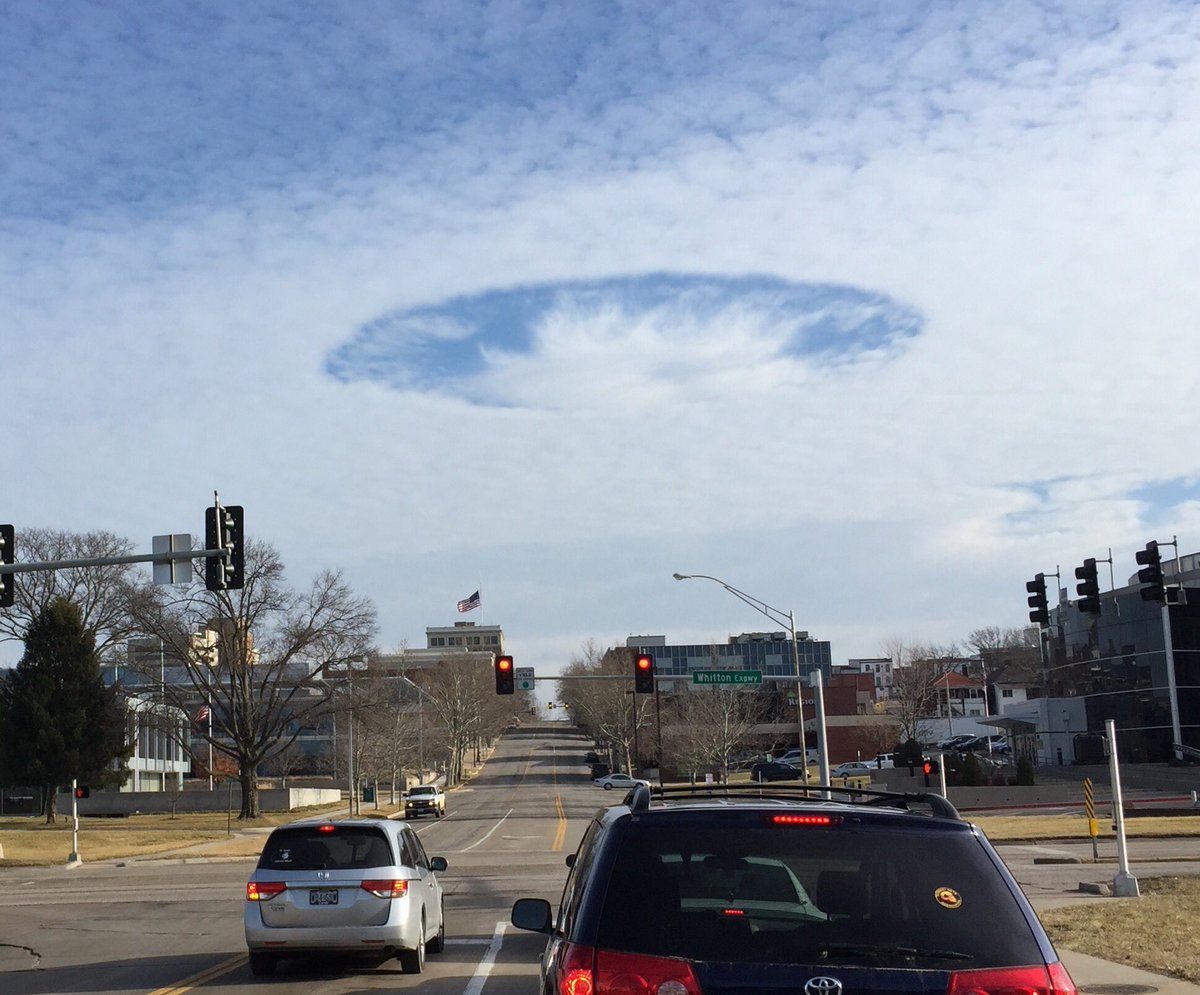 fotojule's tweet photo. This hole in the clouds or fallstreak hole could be seen by mid-Missourians Thursday morning. https://t.co/RzLgGZkm8B