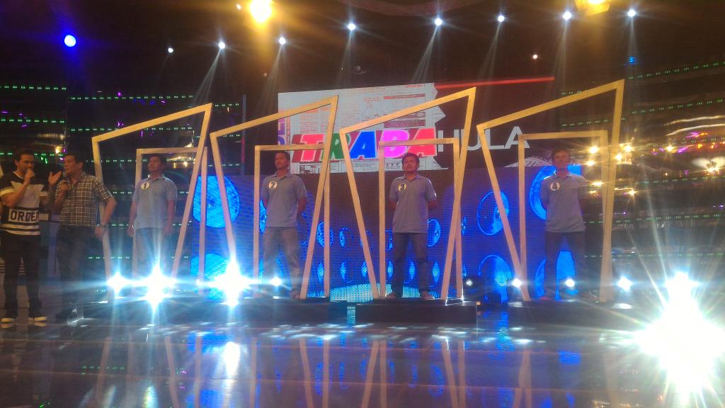 itsShowtimeNa's tweet photo. Sino sa apat na trabahador ang tunay na fishball vendor? #ShowtimeBiyerNice https://t.co/jcYtrBZGhU
