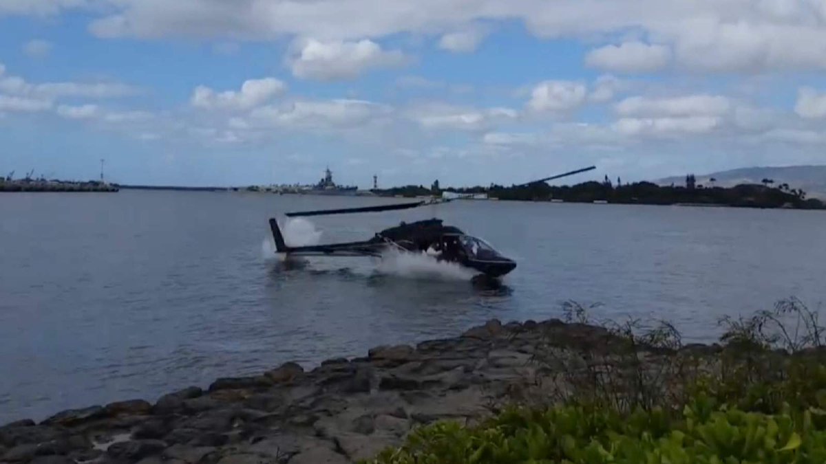 FatalMoves's tweet photo. SPLASH LANDING: MT> @SkyNews Footage emerges of helicopter crashing into water in Hawaii. https://t.co/s3jmBeY2RR https://t.co/am7UuhuQiN