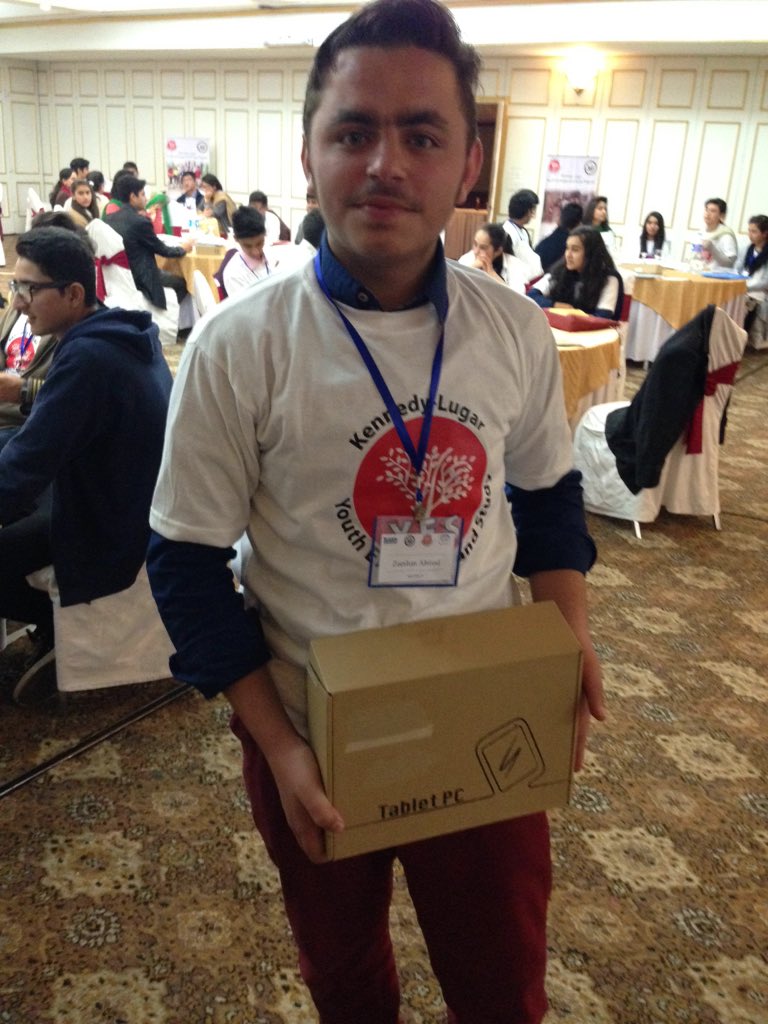 iEARNPAK's tweet photo. Students of #YES14 receiving tabs for #YEStablab at #YESPDO16 https://t.co/7R67BQrJ17