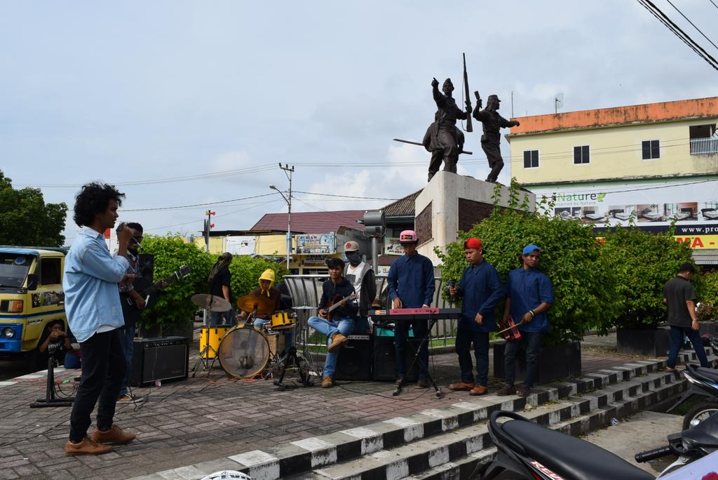 _sunsetroad_'s tweet photo. Latepost: Bakti sosial pemuda menginspirasi peduli pendidikan https://t.co/uQL0Fs21kB