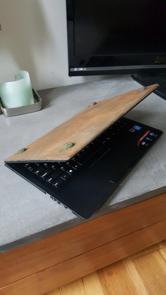 HilbraDesign's tweet photo. New #Lenovo #Laptop #Bealmortex #rustlook #design #custommade @bealint for #BarbershopvanDam with #Stucoemiel https://t.co/tZyzr8sDrP