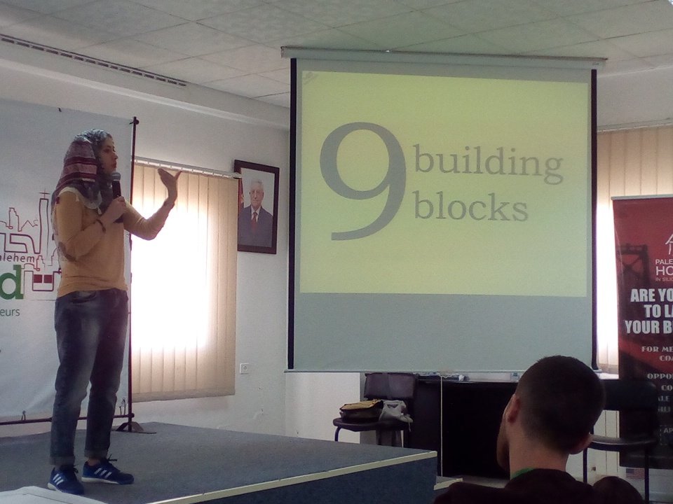 YacoubSabatin's tweet photo. رهام بتحاول تقنعنا إنو Business Model Canvas
إشي 'أكوَس إشي بالعالَم'، أنا مش مقتنع :p
#SWBethlehem https://t.co/JVanRnB2rt