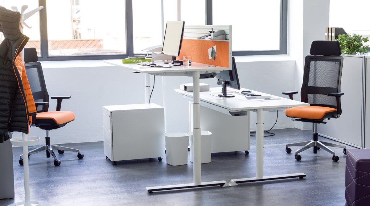 Der höhenverstellbare Tisch foxx_eQ und foxx_eR von #Wiesner-Hager bit.ly/1QpDRlx