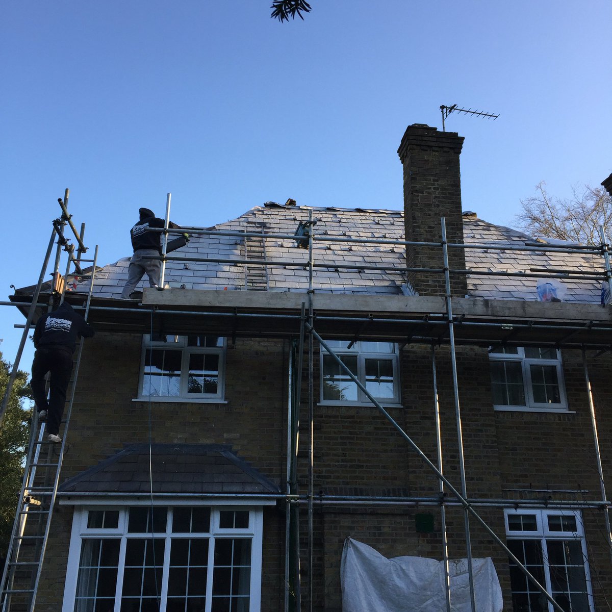 fishermanben's tweet photo. A beautiful cold morning on the roof today!#roofers#wintermorning https://t.co/erD3LLPlTa