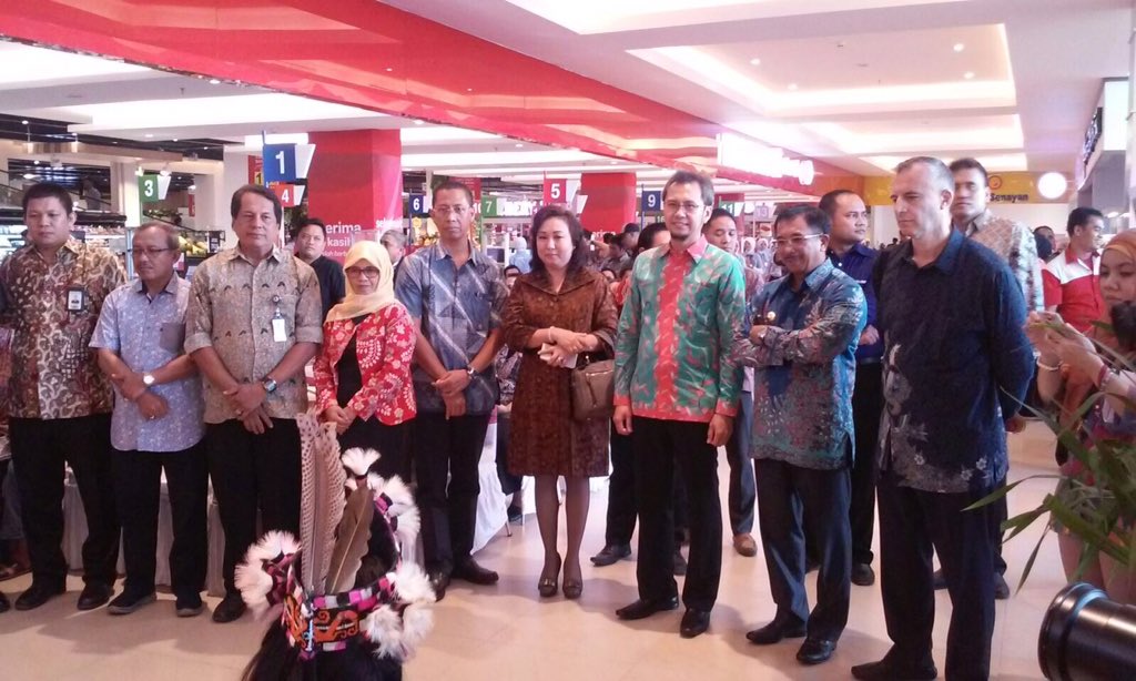 TransmartCarre4's tweet photo. 2. Acara pembukaan TRANSMART turut dihadiri oleh Walikota Balikpapan HM. Rizal Effendi cc: @IklanBalikpapan https://t.co/VGXxdHTEYa