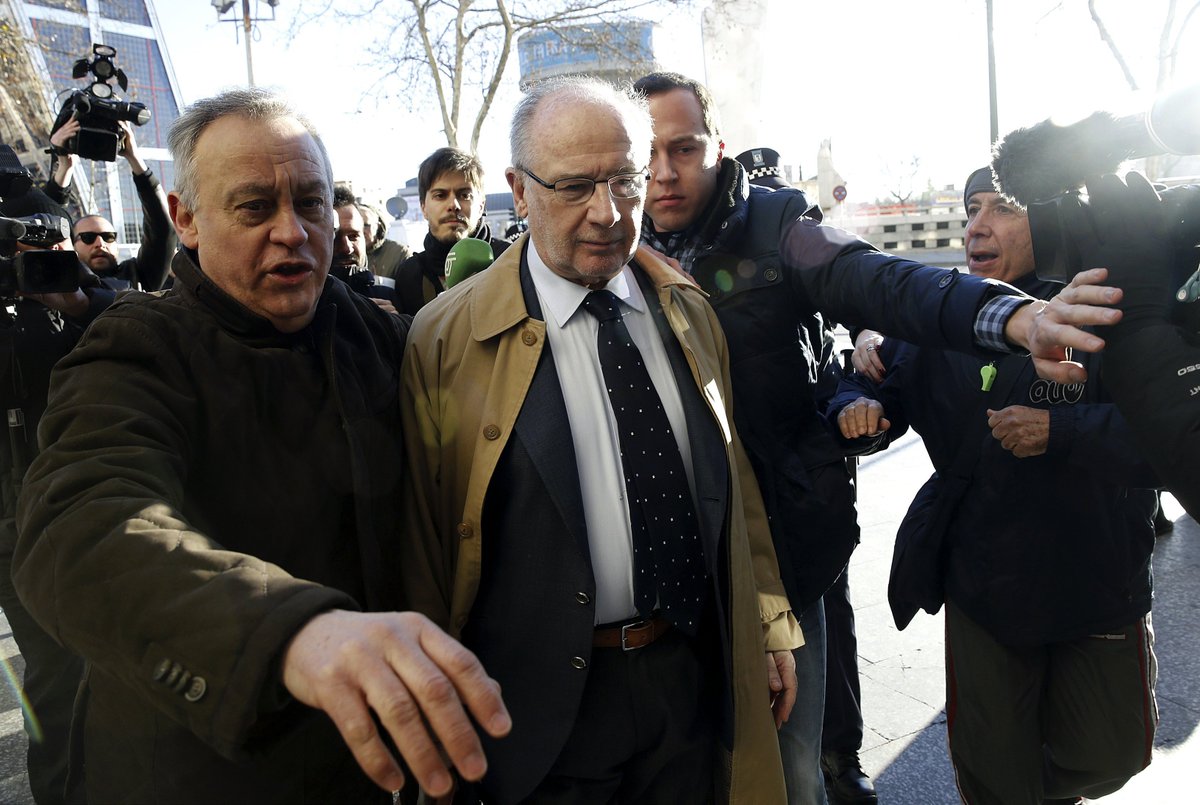 informativost5's tweet photo. Agreden a Rodrigo Rato a su llegada a los juzgados https://t.co/iEmlynAtLi https://t.co/clZriQ40bE