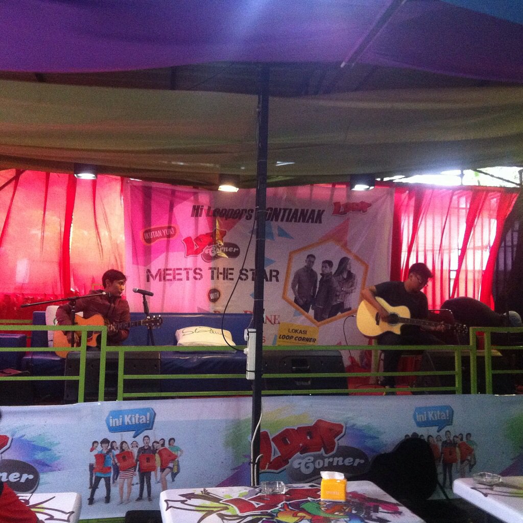 rizqyprasitha's tweet image. Cek sound kru Andra and The Backbone @Cafe Stadium. @LOOP_ID @Ponticsc #loopcorner #loopcornerptk