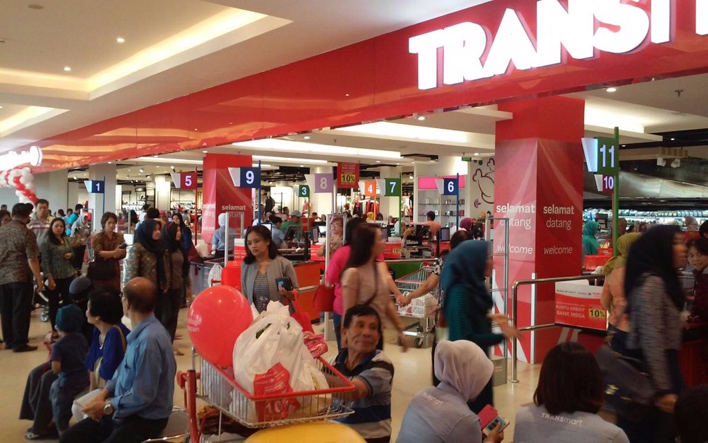 TransmartCarre4's tweet photo. 4. Grand opening TRANSMART lgsg di serbu warga Balikpapan. Cc: @InfoBalikpapan https://t.co/xmsMDrUAbi