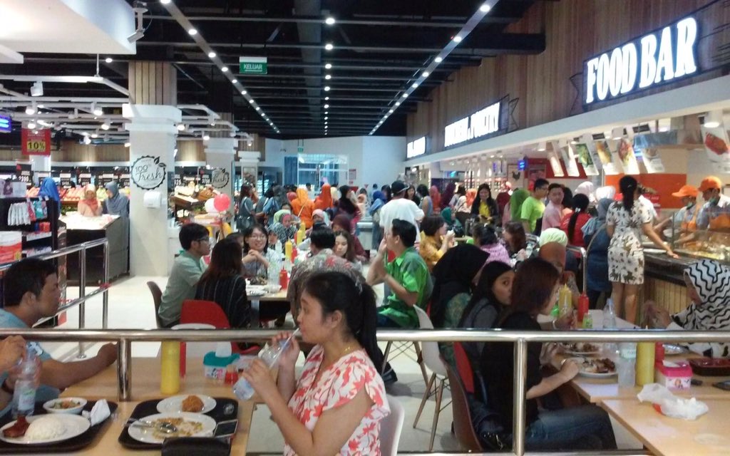 TransmartCarre4's tweet photo. 4. Grand opening TRANSMART lgsg di serbu warga Balikpapan. Cc: @InfoBalikpapan https://t.co/xmsMDrUAbi