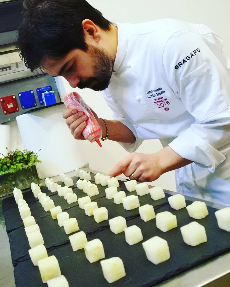 Lo #chef #CristianTorsiello dell' <a href="/osteriaarbustic/">osteria arbustico</a> veste la giacca Bragard modello Allure