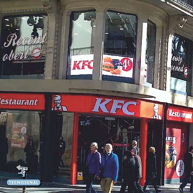 tecnosenyal's tweet photo. #SeñalizaciónDigital en el #escaparate que promociona tus productos https://t.co/Jc2Y8yGKnG #TSdigital cc @KFC_ES https://t.co/YzXanZoqLo