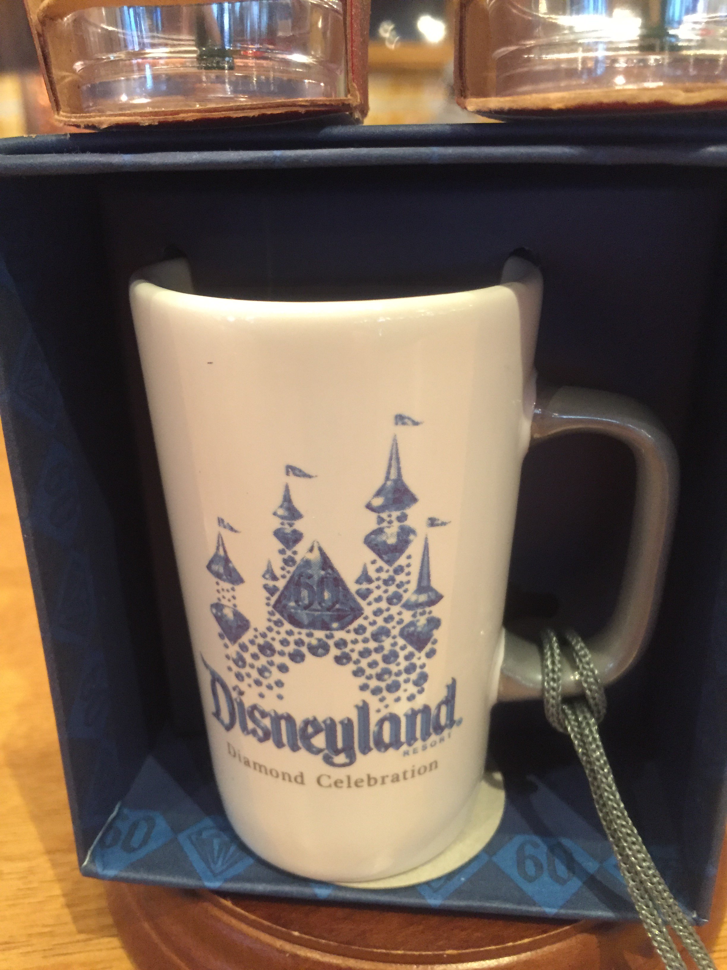 Journey Ca Disney専用 60周年とスタバのコラボのマグカップ アメリカのマグカップ はどれも日本に比べて大きめです Disney Anaheim California アメリカ旅行 スターバックス マグカップ 60周年 T Co Oagk54vlyk Twitter