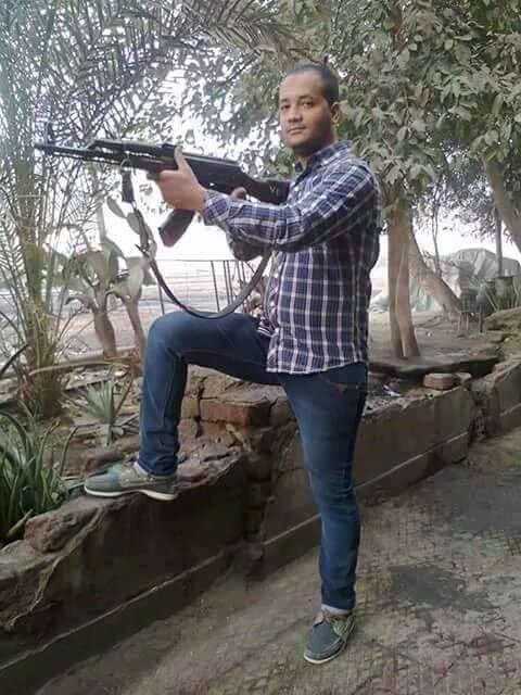 haythamabokhal1's tweet photo. #الدرب_الأحمر
صور أمين شرطة الدرب الأحمر المجرم
 مصطفي فيتو..تظهر شخص فرحان بسلاحه الميري ولكن علي حساب مين...؟ https://t.co/TenxDh3KN3