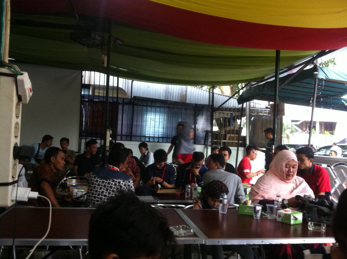 rizqyprasitha's tweet image. Yuk ke Cafe Stadium buat menunggu kedatangan Andra and The Backbone!! @LOOP_ID @Ponticsc #loopcorner #loopcornerptk