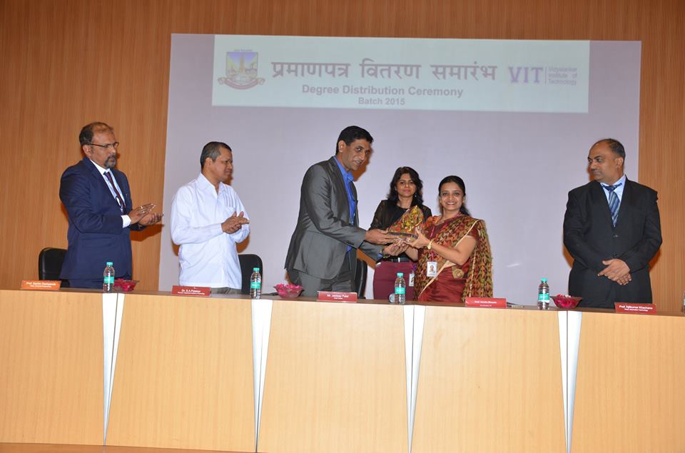 VITMMS's tweet photo. Degree Distribution Ceremony at @VITCollege The Chief Guests - VIT Alumni Jaideep Patel (TCS) &amp; Sachin Pai (Oracle) https://t.co/oXlAUw0tE3