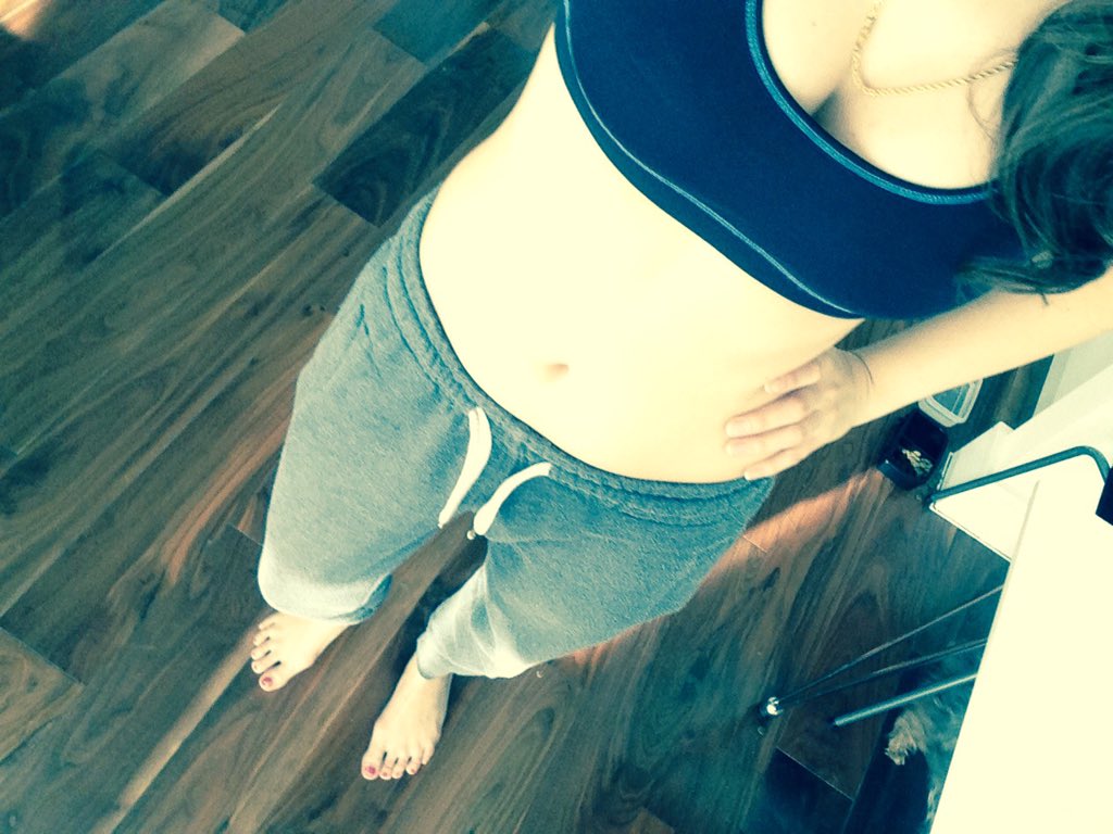 IsHeThe1ForMe's tweet photo. Hitting the #gym to #workout and I decided to use my boyfriend's sweatpants because it's quicker to find #fitness https://t.co/31psFZgpBp