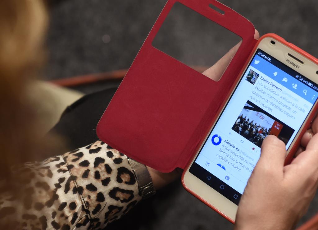 Forbes's tweet image. Twitters users will now be able to send private messages to businesses onforb.es/1WurcT0