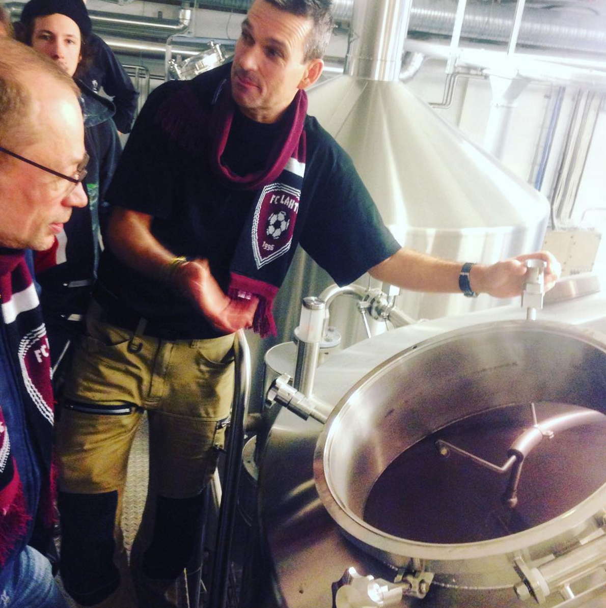 FCLahti1996's tweet photo. Mitäs mitäs? FC Lahden kannattajia nähty panimomestari Bill Brinkmannin seurassa @Teerenpeli panimolla. #craftbeer https://t.co/Uiy98NaX7W