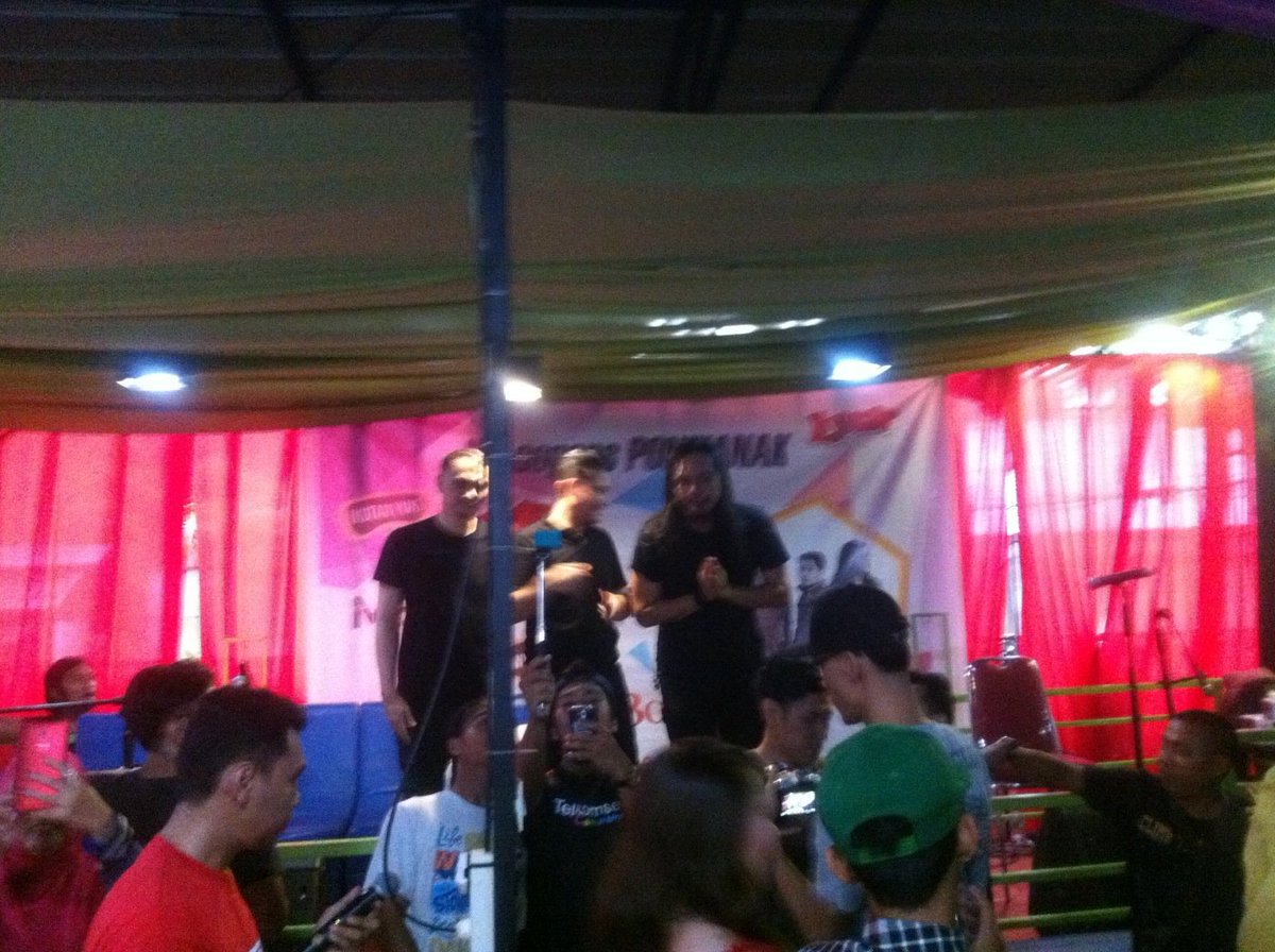 rizqyprasitha's tweet image. Terimakasih andra and the backbone. Sukses buat besok! @LOOP_ID @Ponticsc #loopcorner #loopcornerptk