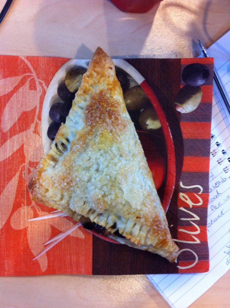 WinkelWag's tweet photo. Wat een verzorging! Leerlingen van @GroenhorstEde1 brengen net kakelverse zelfgebakken appelflappen #dGschool #dg https://t.co/rtKlI46GbX