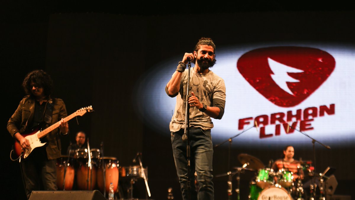 He's a powerhouse of talent, this <a href="/FarOutAkhtar/">Farhan Akhtar</a>. #Throwback to when he made our Saturday night epic. #UAtheFestival