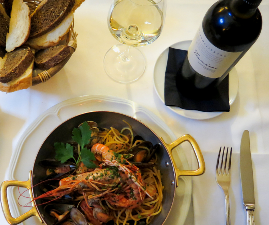 Green_Tower's tweet photo. E oggi per pranzo spaghetti allo scoglio accompagnati da un buon bicchiere di vino! #greentower #risotrante #trento https://t.co/9Z7WyWJZk0