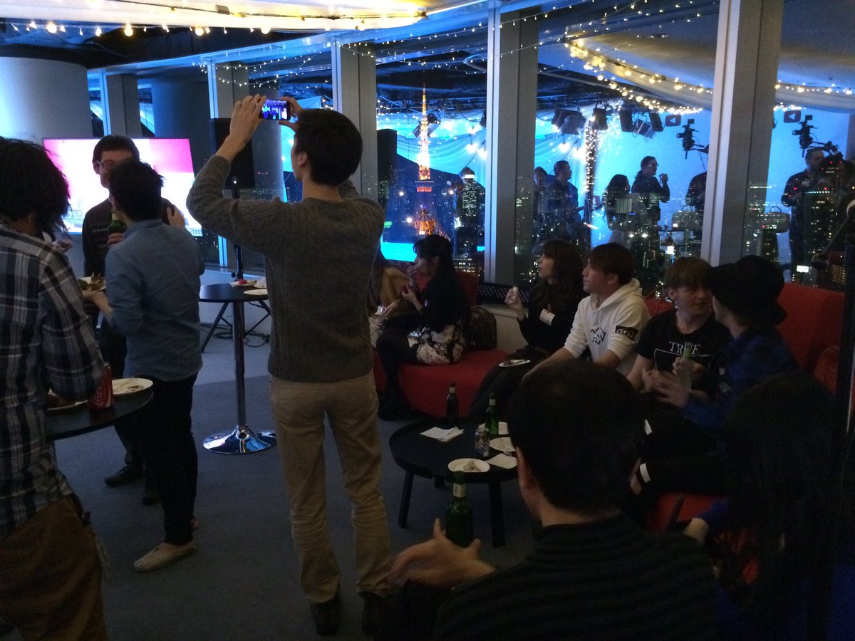 watabeman's tweet photo. YouTube Space Tokyo 3周年記念ハッピーアワー盛り上がっとります！#スペース東京3周年 https://t.co/rAkg6jCmTu
