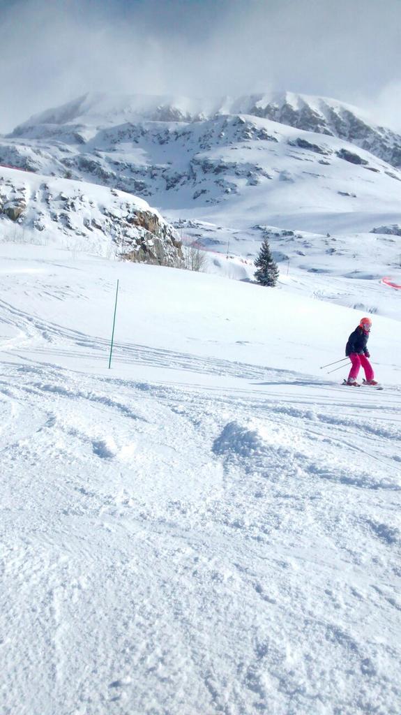 JuniorFreemens's tweet photo. Junior school ski trip 2016 - a bit of jumping this morning for all groups #jumps #powder #sunandsnow #CLFSski2016 https://t.co/86m2SUJdv6