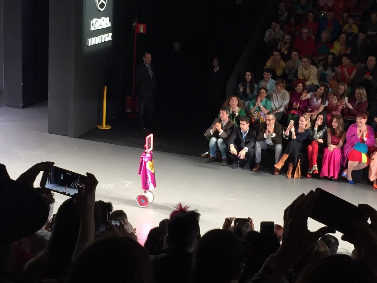 Grazia_es's tweet photo. El show de @AgathaRdlp lo abre ¡un robot! #MBFWM https://t.co/jzPinmYfGI