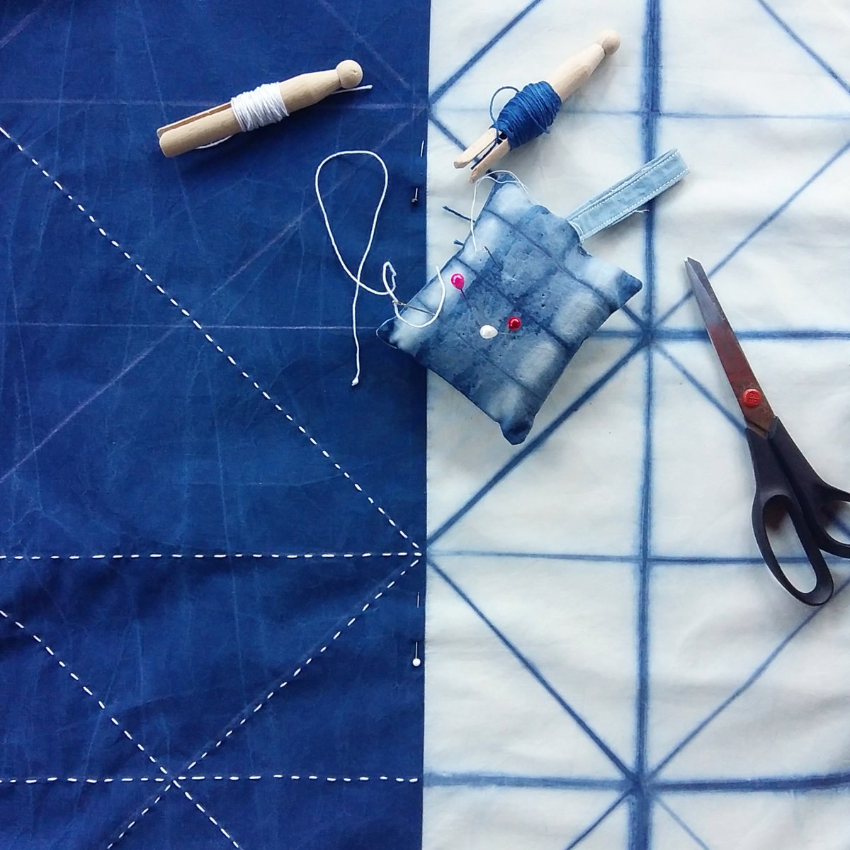 MundoLanar's tweet photo. Costureando.... 
#Shibori #TintesNaturales #AlgodónOrgánico #SlowTextileConcept @thedyershouse @tinctorea https://t.co/f7ftNjmeQa