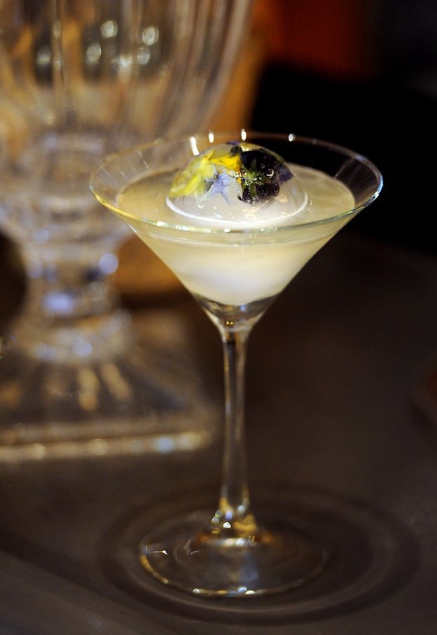 barbouludlondon's tweet photo. Indulge your #FridayFeeling w/our signature #WhiteCosmo! Vodka, Elderflower liqueur, lime juice & white cranberry... https://t.co/UQYs2BP2O7