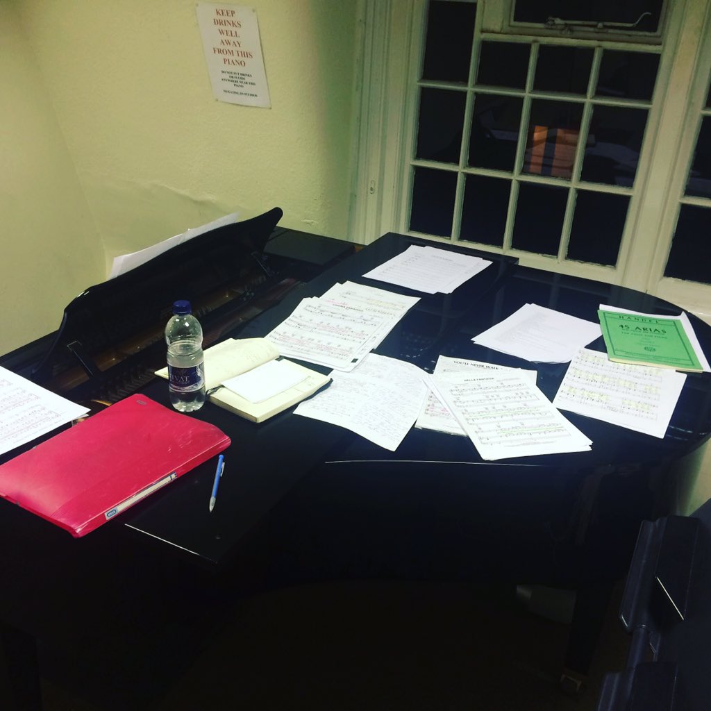 smacraemusic's tweet image. One messy musician 🙈 #practisetime #singerslife #classicalsinger