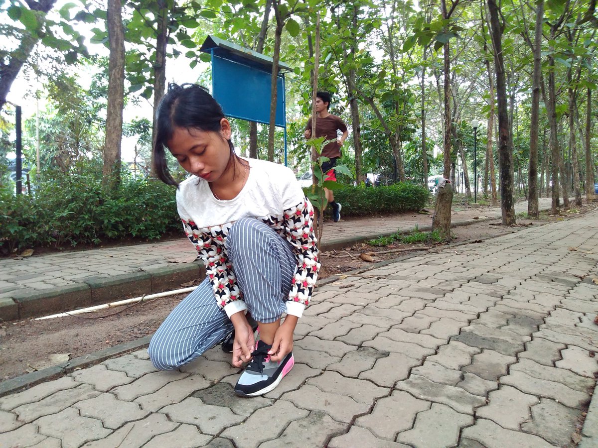 intaanpp's tweet photo. Daripada cuma nonton tv,main hape, ngerumpiin orang ya mending jogging.
selain bikin sehat sekalian cuci mata #MOGER https://t.co/eyArJHTuvi