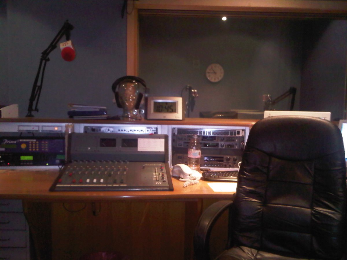 neilseanshowbiz's tweet image. Not such a busy day in the sound edit today then ?#studios #television #documentries #showbiz #music #hits #pop