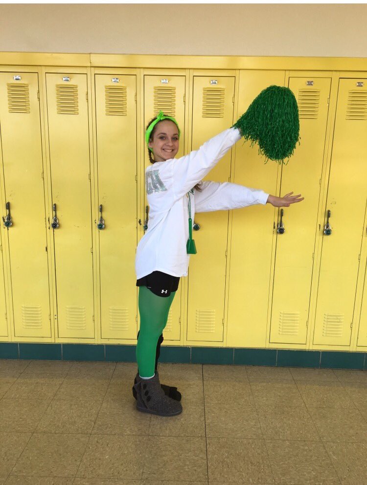 LHSspiritcourt's tweet photo. E-R-S!! .@kaitlyn_crutch wants you to vote for her!! #RT #fav https://t.co/syU1WnLbuW