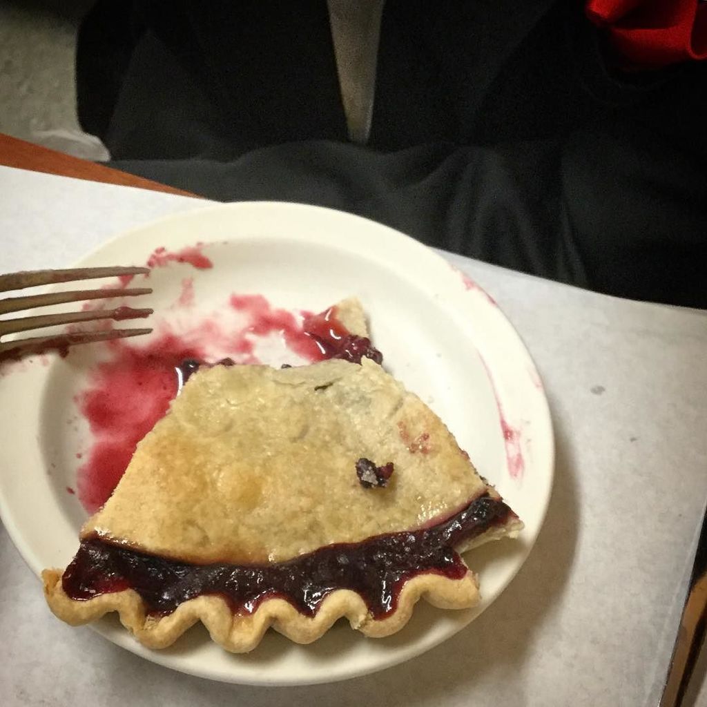 RT <a href="/ColorJoy/">Lynn DT Hershberger</a>: Blackberry #pie. Middleton Diner. The real thing. My sweetie is happy. #yum