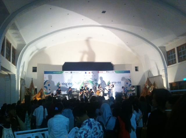 1001ide's tweet photo. Berikut adalah penampilan dr band HECHT guys. Gila! keren dan mnghibur sekali π
#1001IDE2016 #Marcapada https://t.co/0DW0vaPA5q