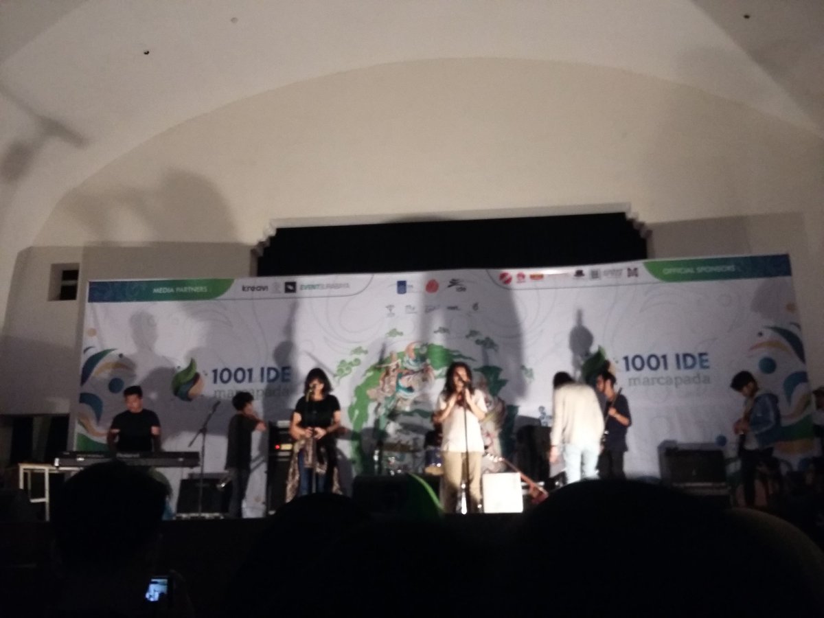 1001ide's tweet photo. Berikut adalah penampilan dr band HECHT guys. Gila! keren dan mnghibur sekali π
#1001IDE2016 #Marcapada https://t.co/0DW0vaPA5q