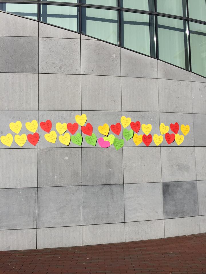 Er komen steeds meer hartjes bij op het gemeentehuis in Heesch. (Foto: Ariadne Oomen en Dorien Hendrickx)