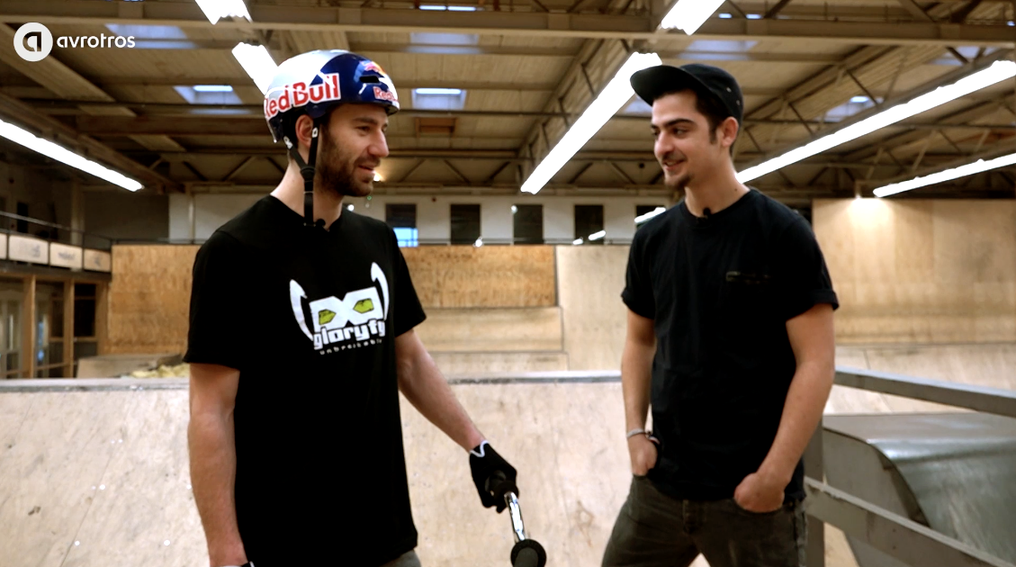 AVROTROS's tweet photo. Vanavond krijgt @jaspergottlieb een lesje freestyle BMX van @WedemeijerBmx! https://t.co/ctGB9RvyTg #Weekendcrashers https://t.co/tFnW0kc5Mx