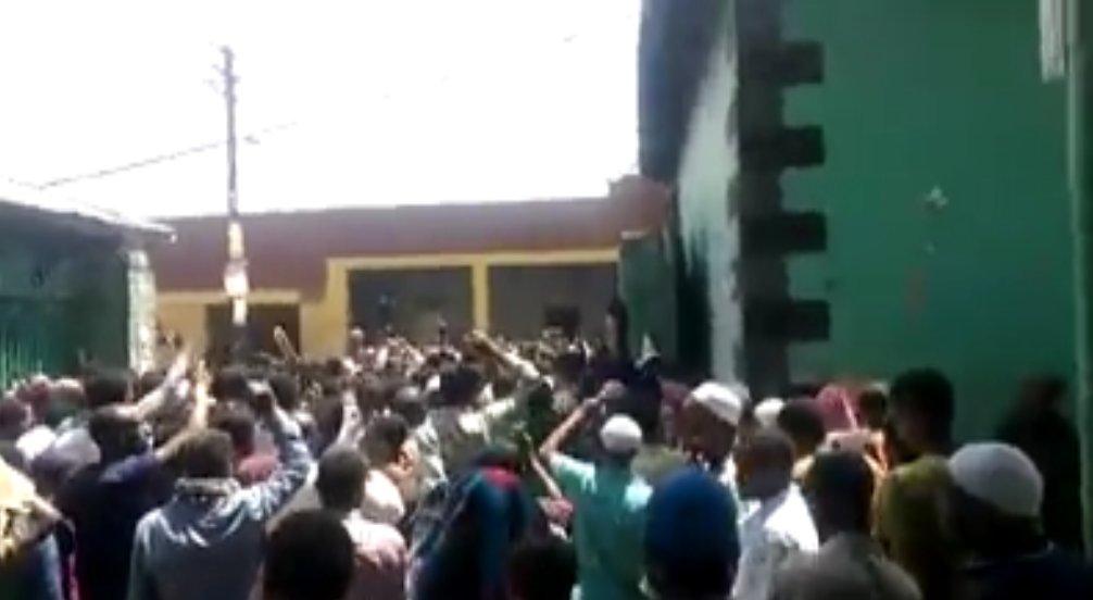 tem33456's tweet photo. #EthioMuslims #JumaDemonstration #AnwarMosque
ዛሬ የካቲት 11/2008 በአንዋር መስጂድ ከጁሙዓ መልስ የተደረገው የድምጽ ተቃውሞ ከፊል ትእይንት https://t.co/BWflVzBH7f