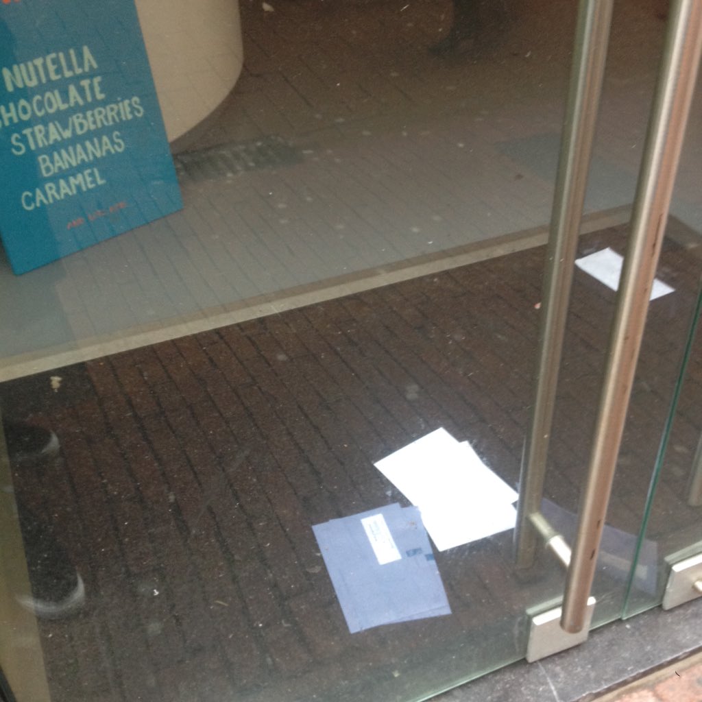 milouvanrossum's tweet image. Er ligt nog wat post bij de verdwenen Nutella-ijswinkel #blauweenvelop