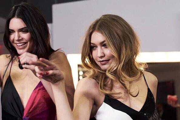 kendallbth's tweet photo. ภาพเพิ่มเติมจาก DVF ค่ะ #KenGiIsReal https://t.co/mHQ8ov4LSC
