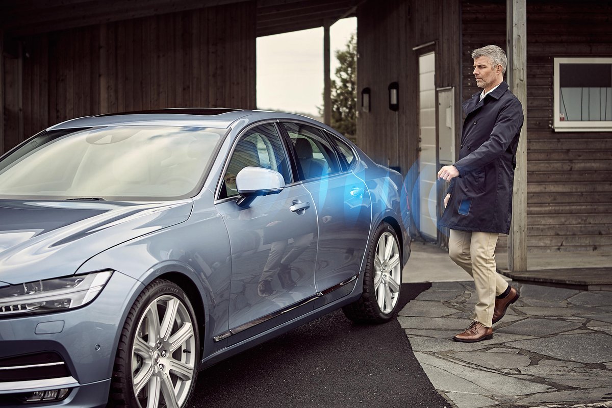 CNET's tweet photo. Volvo plans to offer keyless cars from 2017 https://t.co/Oa6sxIFuYr https://t.co/x0fdUyp5kI