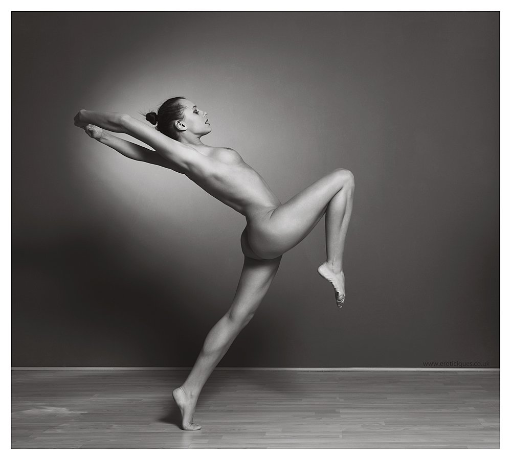 eroticiques's tweet photo. The pointy toes #nude #model #blackandwhitephotography #bendy #pointwork #dance #fitness https://t.co/e6wFRxcGGU
