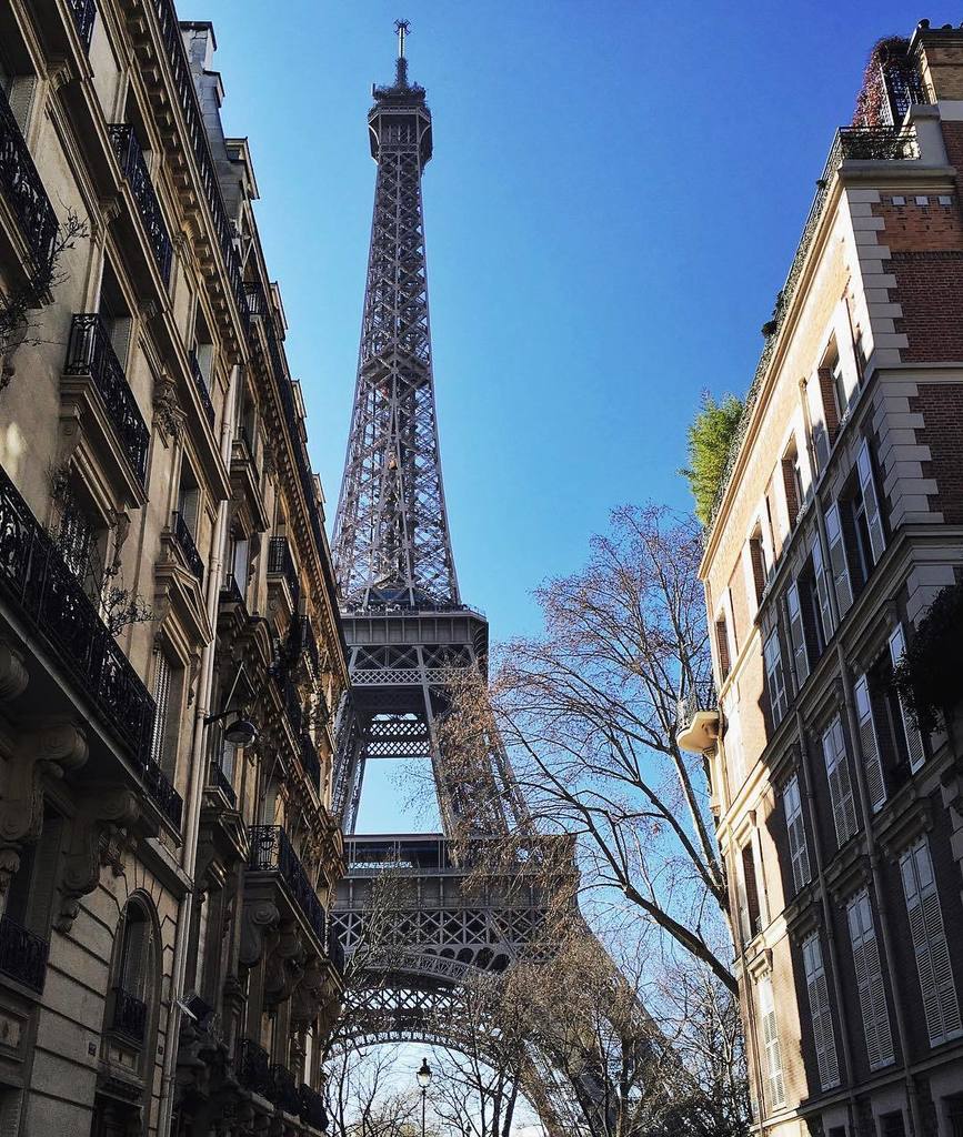PicsFromEiffel's tweet photo. The other side of Paris 🇫🇷 by marcoscomparin https://t.co/KpRhO6LW56 https://t.co/NCF7Am73Sf